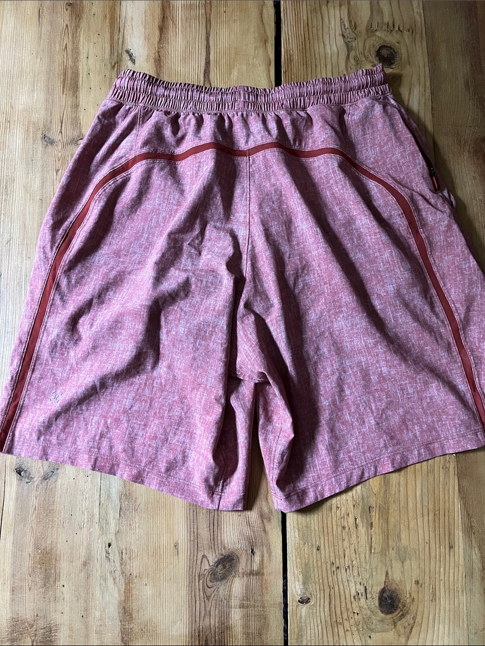 LULULEMON M Red Etch Printed Pace Breaker Half-Lined Shorts Pockets